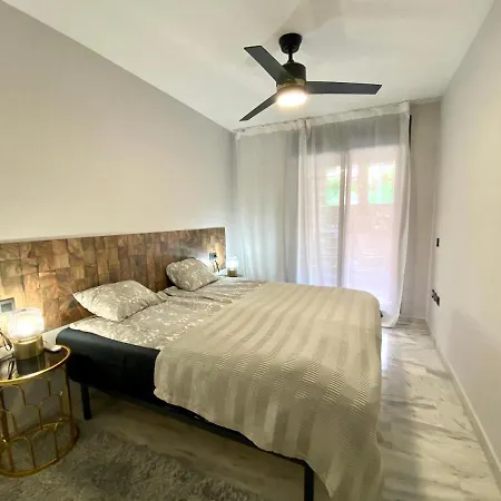 Golden Mile 2-bedroom Apartment *